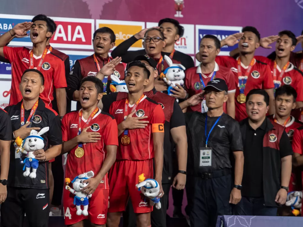 Timnas Indonesia U-22 menyanyikan lagu Indonesia Raya usai meraih medali emas SEA Games 2023 di National Olympic Stadium, Phnom Penh, Kamboja, Selasa (16/5/2023). (ANTARA FOTO/Muhammad Adimaja)