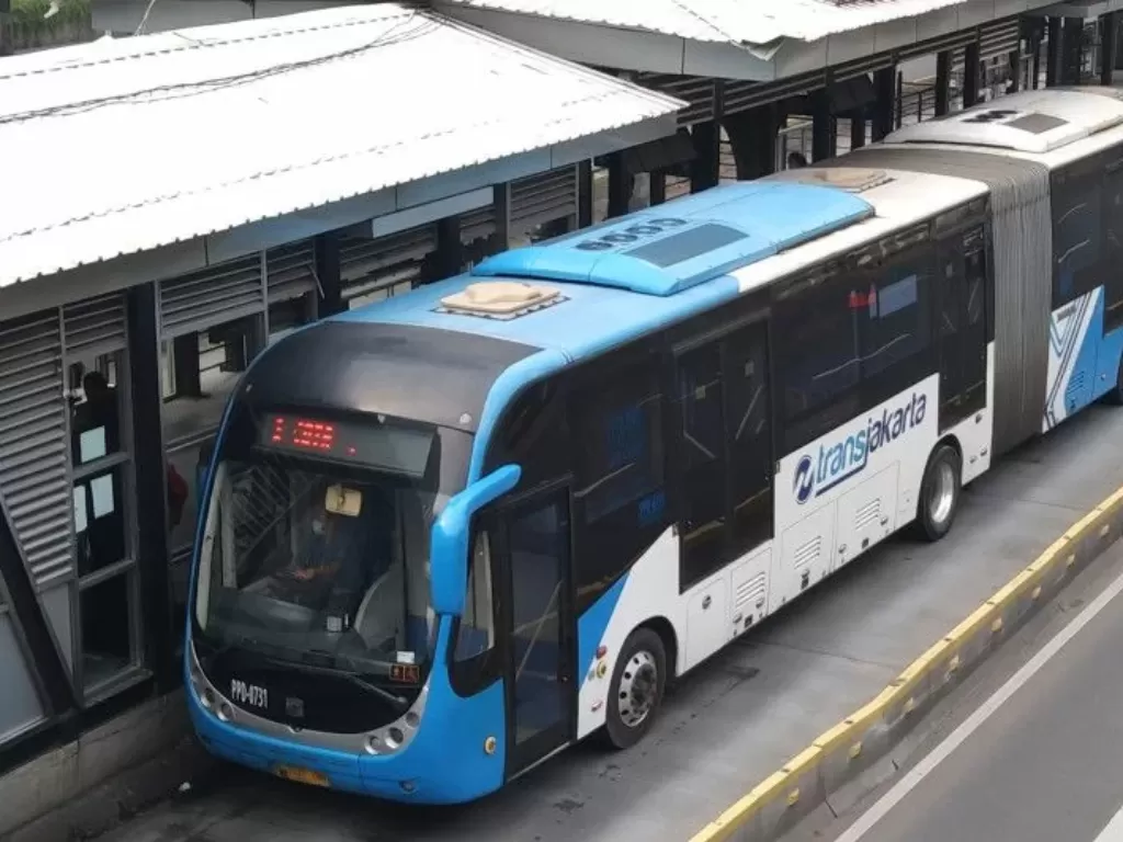 Armada bus TransJakarta menaikkan dan menurunkan penumpang di Halte Gelora Bung Karno di Jakarta, Minggu (30/1/2022). (ANTARA/Dewa Ketut Sudiarta Wiguna)