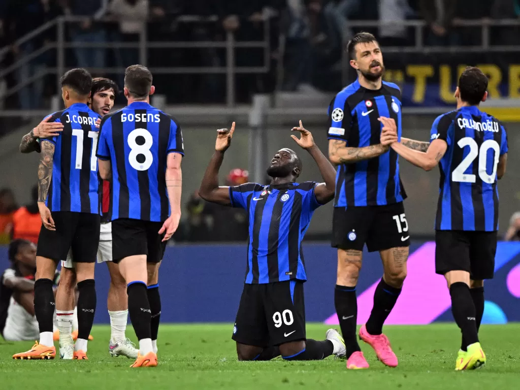 Para pemain Inter Milan merayakan lolosnya mereka ke final Liga Champions. (REUTERS/Alberto Lingria)