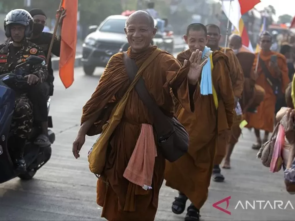 Sejumlah biksu berjalan kaki saat melakukan ritual thudong di jalur Pantura (ANTARA FOTO/Dedhez Anggara)