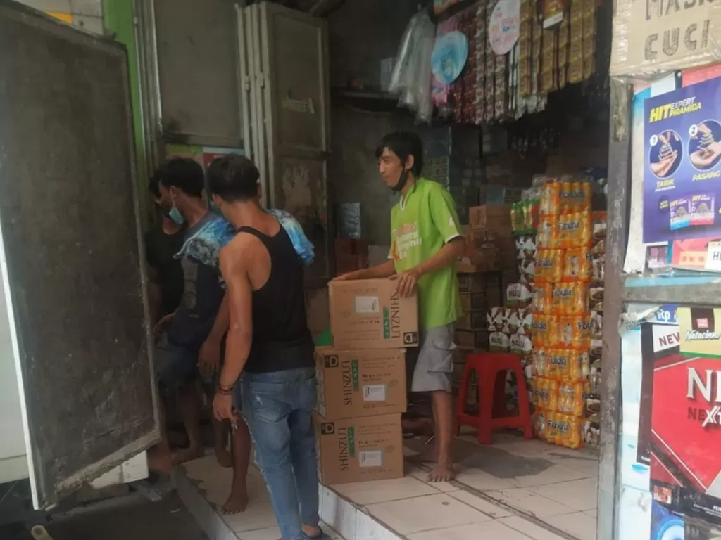 Seorang karyawan toko Sembako di Cengkareng membawa kabur uang belanja senilai Rp1 miliar. 
