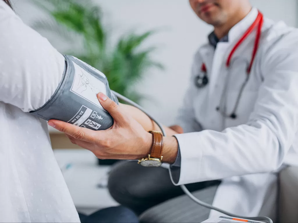 WHO menyatakan sekitar 46 persen penderita hipertensi di seluruh dunia, tidak sadar mereka menderita penyakit tekanan darah tinggi ini. (Freepik/@senivpetro)