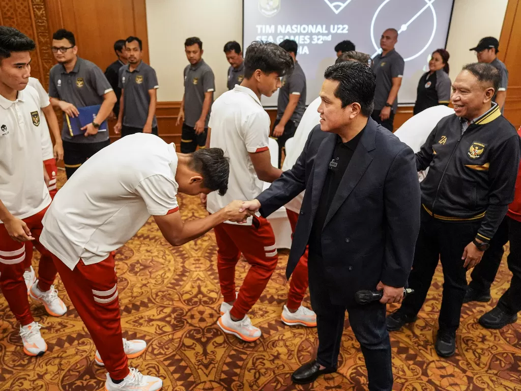 Ketua Umum PSSI Erick Thohir mengapresiasi keberhasilan Timnas Indonesia U22, yang meraih medali emas sepak bola pada SEA Games 2023. (ANTARA FOTO/Dhemas Reviyanto)