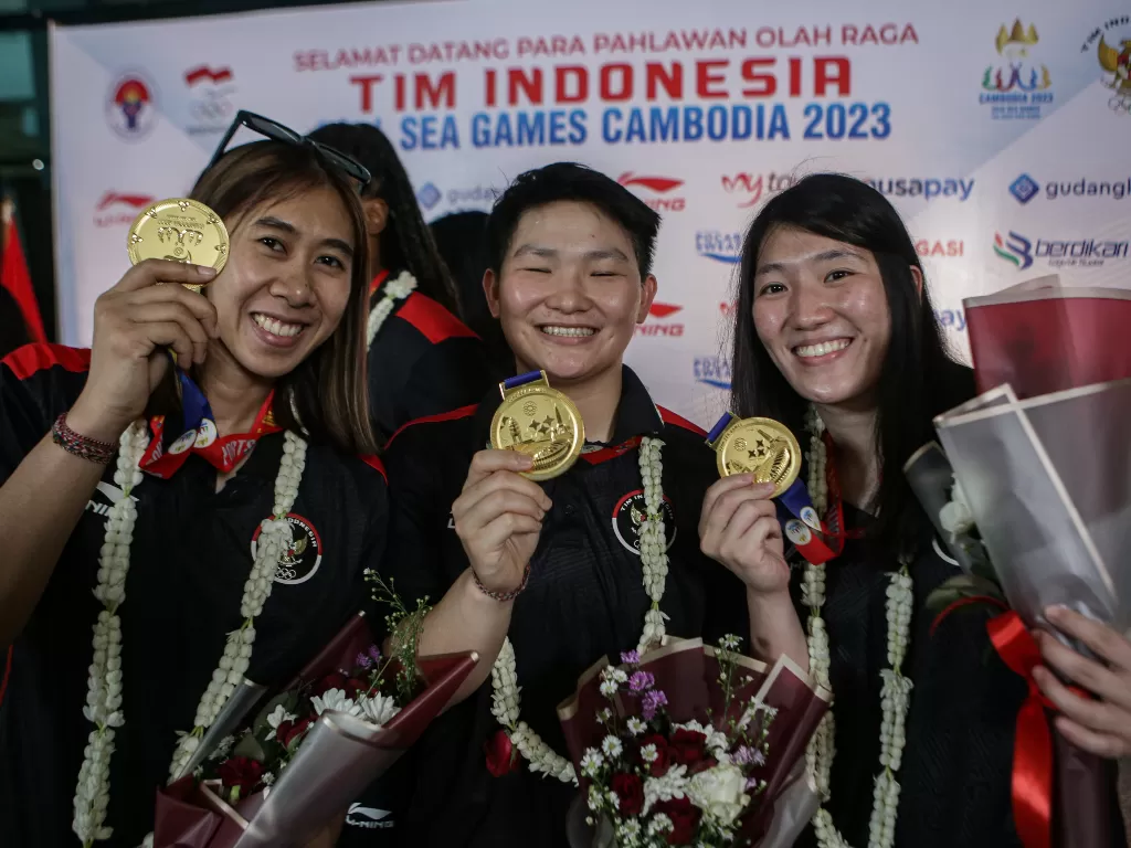 Komite Olimpiade Indonesia (KOI) mengapresiasi pencapaian olahraga beregu Indonesia, seperti tim basket putri yang meraih medali emas pada SEA Games 2023. (ANTARA FOTO/Fauzan)