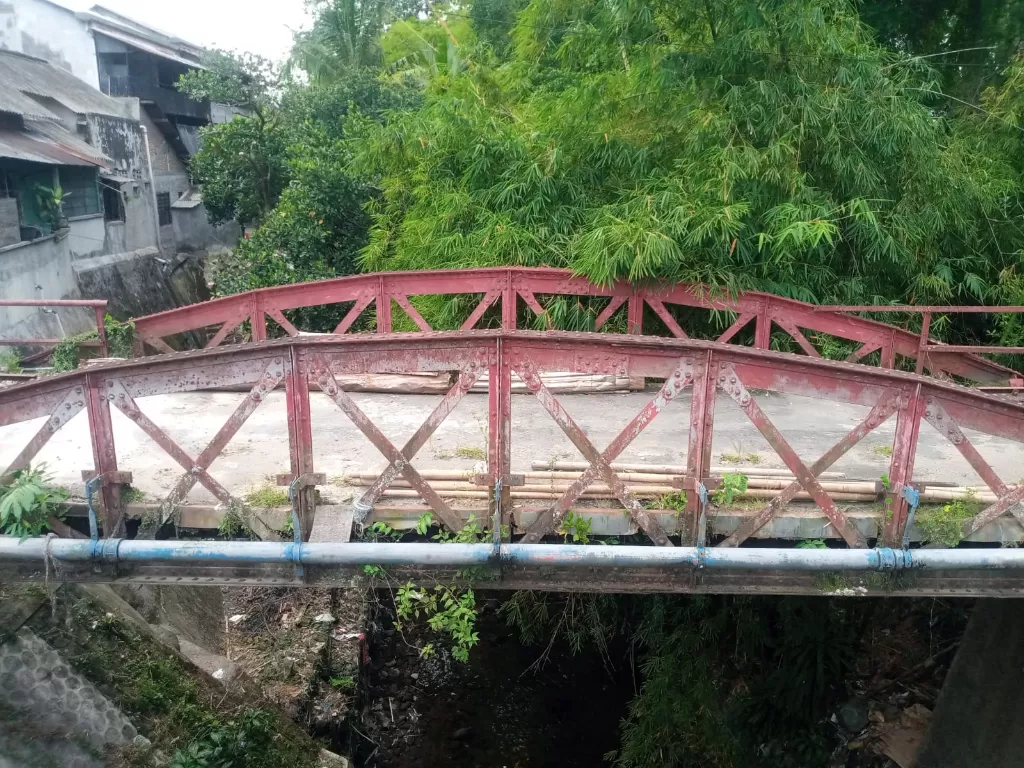 Jembatan Merah Gejayan di Karang Gayam, Caturtunggal, Kecamatan Depok, Sleman, Yogyakarta, menyimpan banyak kisah horor yang bikin merinding. (Z Creators/Diva Ami)