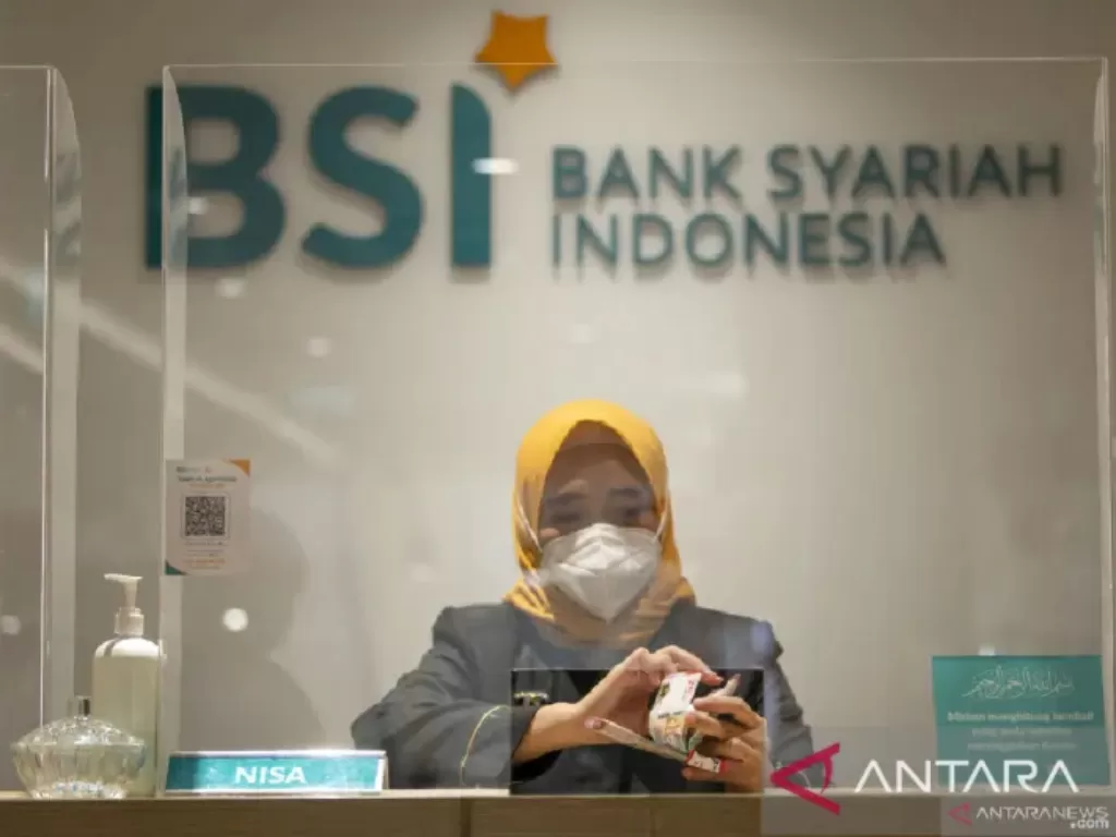 Pegawai menghitung uang di Kantor Cabang Digital Bank Syariah Indonesia (BSI) Thamrin, Jakarta. (ANTARA FOTO/Aditya Pradana Putra)