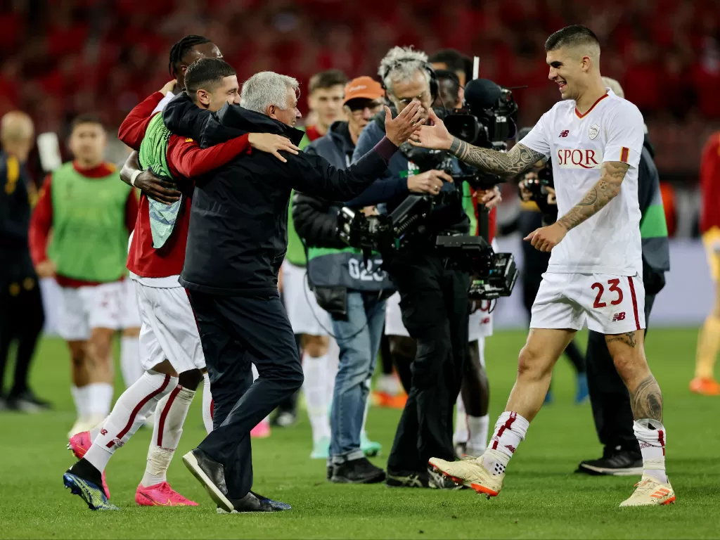 Pelatih AS Roma Jose Mourinho (jaket hitam) merayakan kemenangan dan lolos ke final Liga Europa. (REUTERS/Thilo Schmuelgen)