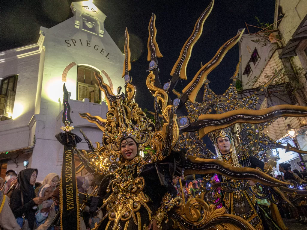 Semarang Night Carnival (SNC) 2023 yang membuka gelaran Semarak Jejak Kreatif Indonesia 2023 berlangsung meriah di Kota Lama, Semarang. (ANTARA FOTO/Aji Styawan)