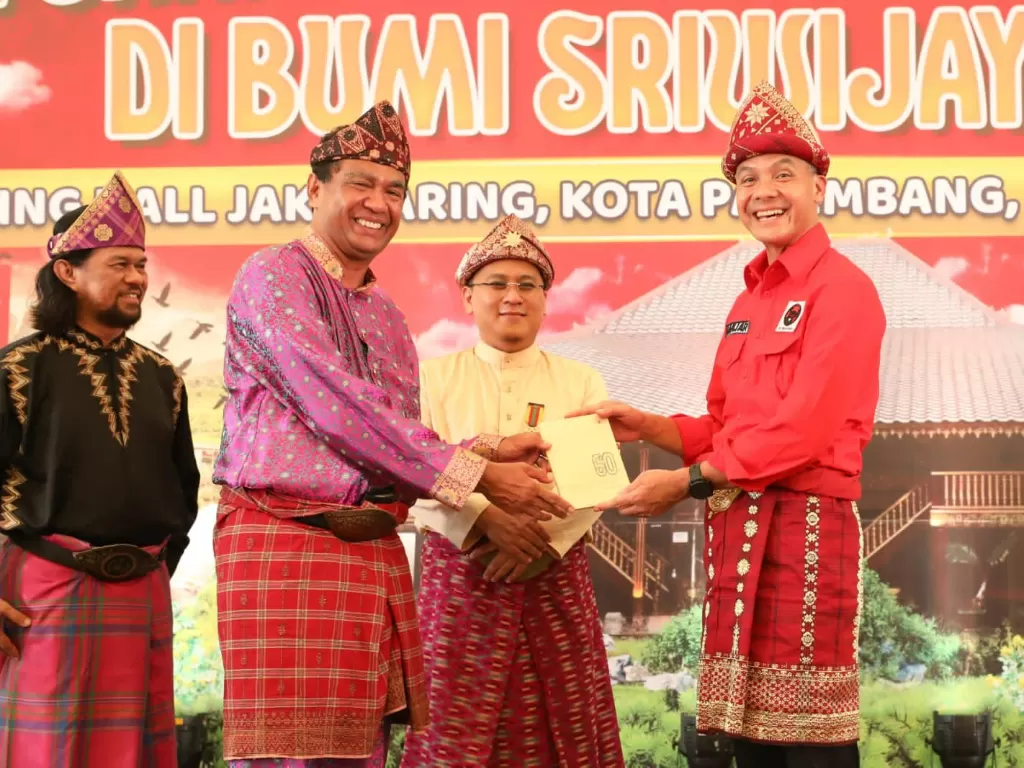 Ganjar Pranowo dapat gelar kehormatan dari Kesultanan Palembang Darussalam. (Dok. Ganjar Pranowo)