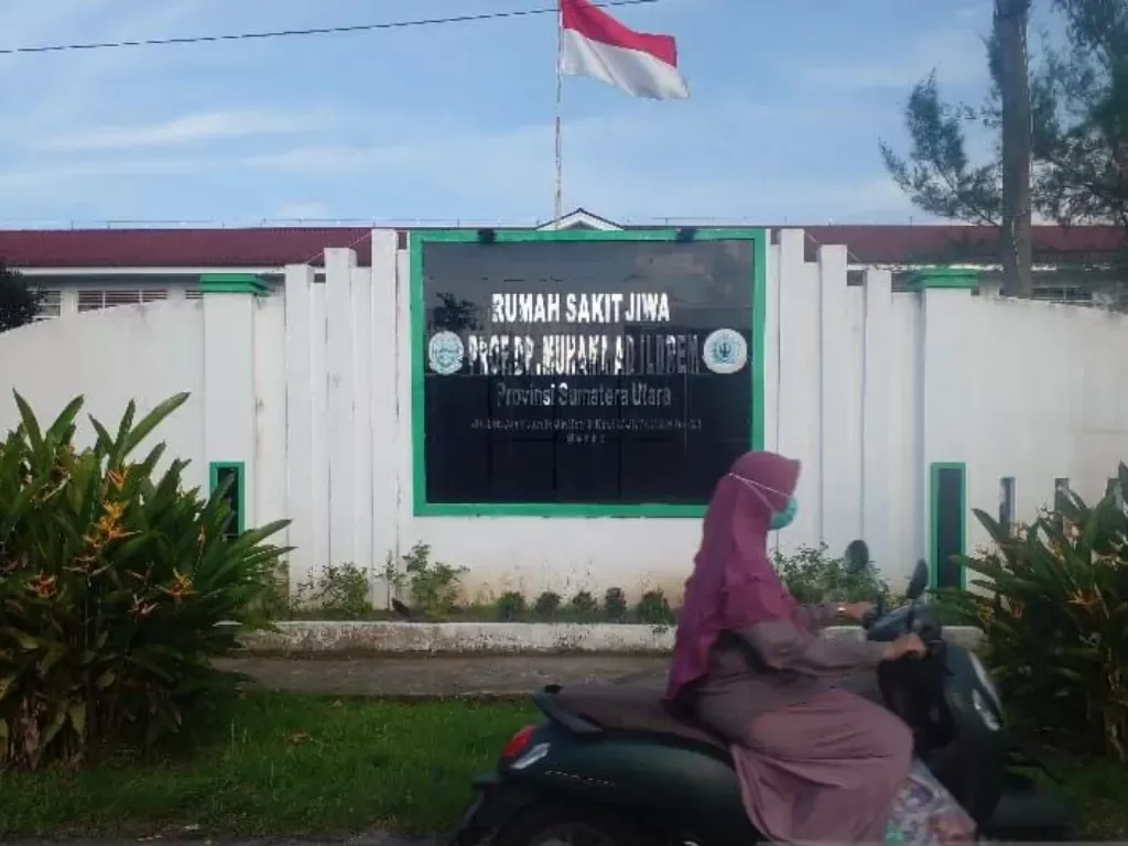 Pengendara melintas di depan Rumah Sakit Jiwa (RSJ) Prof. Dr.M Ildream Provinsi Sumatera Utara, Sabtu (20/5/2023). (ANTARA/M Sahbainy Nasution)