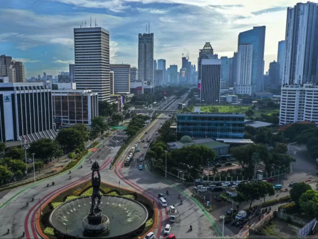 Suasana di kawasan Sudirman, Jakarta Pusat dengan langit yang cerah. (ANTARA FOTO/Galih Pradipta)