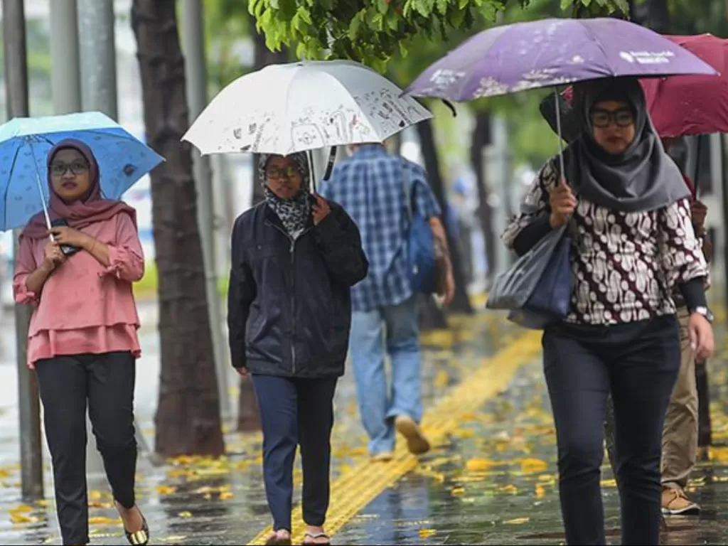Ilustrasi Warga menggunakan payung saat hujan di kawasan Semanggi Jakarta. (ANTARA FOTO/Nova Wahyudi)