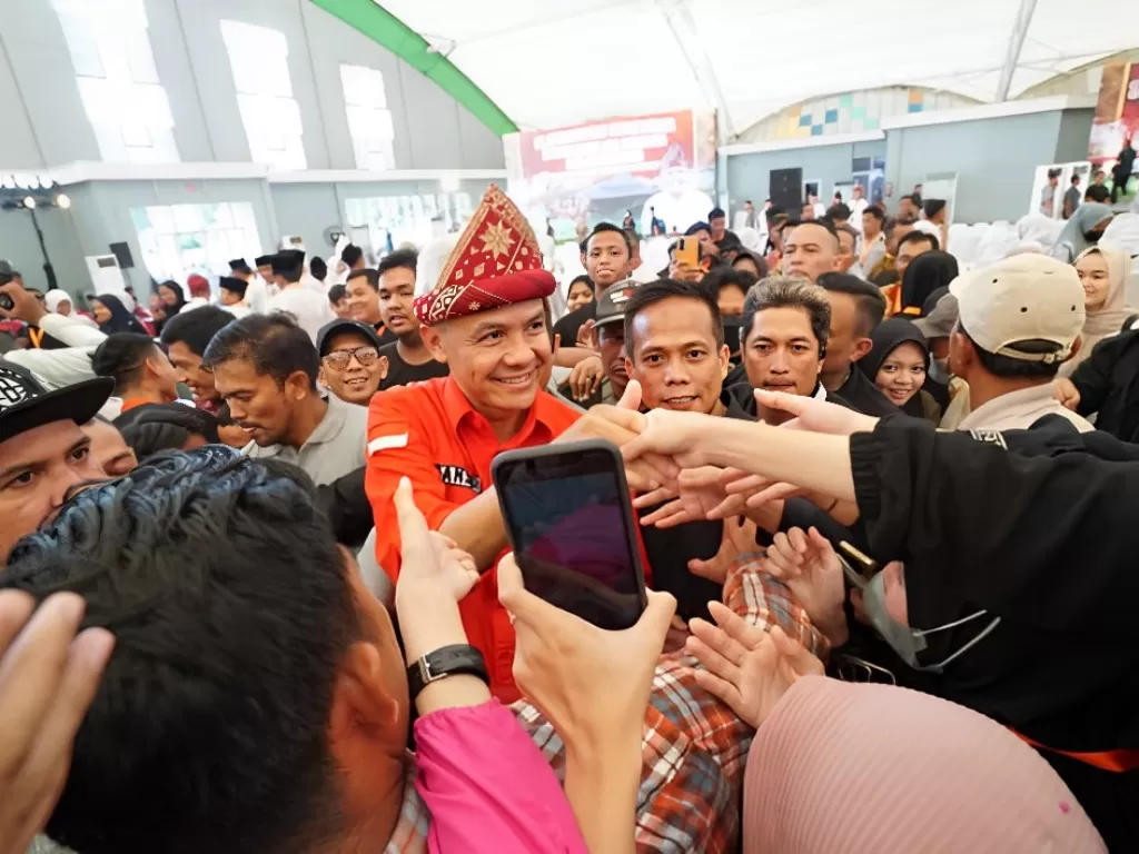 Gubernur Jawa Tengah sekaligus calon presiden Ganjar Pranowo dikerumuni Gen Z dan Milenial saat berkunjung ke Palembang, Sumatera Selatan. (Dok. Pemprov Jateng)