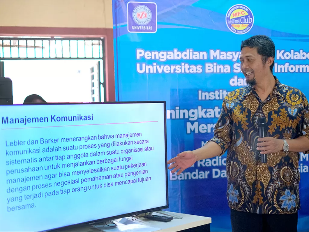 Dosen Universitas Bina Sarana Informatika (UBSI) saat memberikan materi terkait Manajemen Komunikasi saat kegiatan Pengabdian Masyarakat, Minggu (21/5/2023) di Radio Mersi, Kota Tangerang. (Dok. Pribadi)