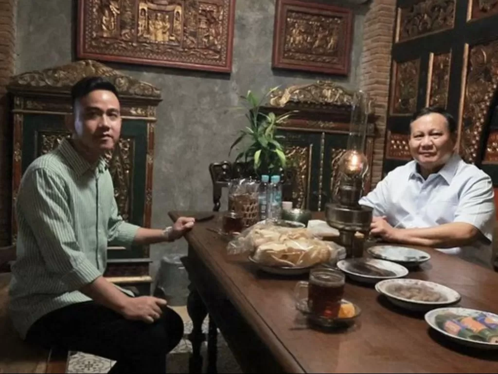 Wali Kota Surakarta Gibran Rakabuming Raka (kanan) bersama Ketua Umum Partai Gerindra Prabowo Subianto (kiri) saat bertemu di Solo, beberapa waktu lalu. (Instagram/prabowo).