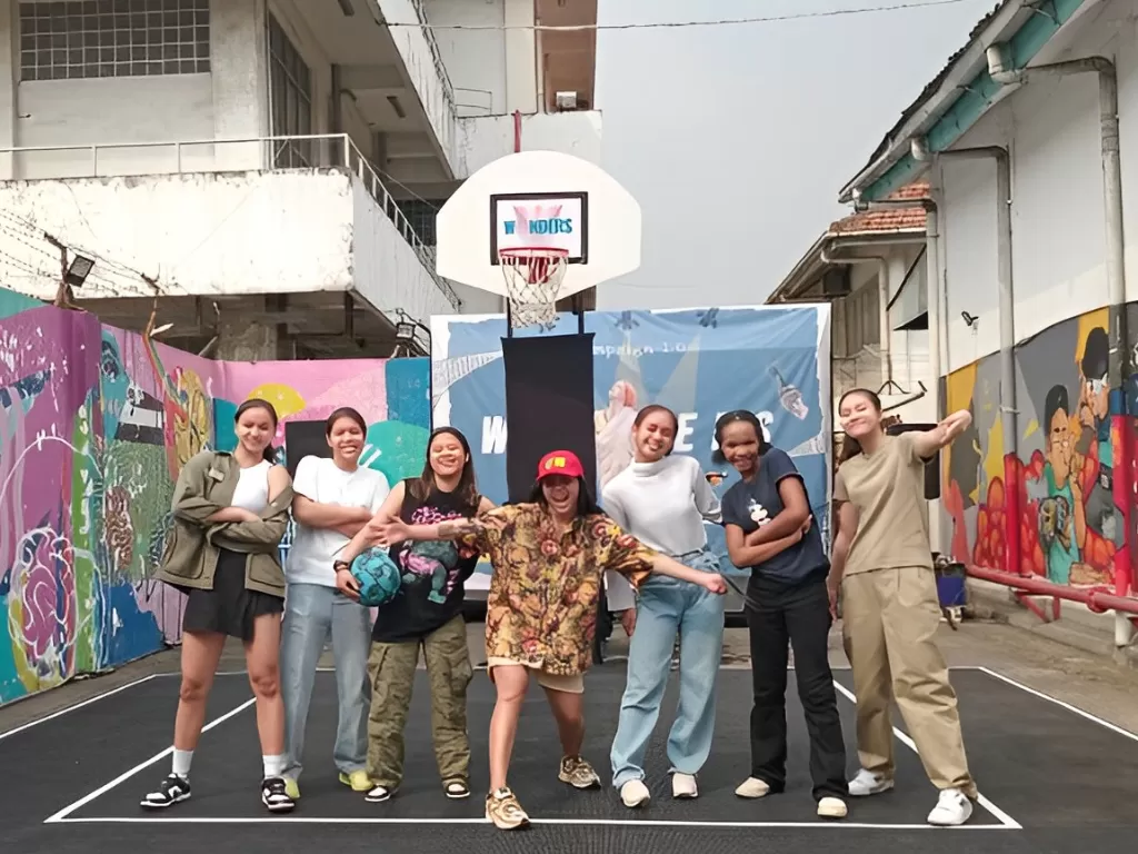 Pebasket putri Anjelin Rosmika Simanjuntak (tengah, mengenakan topi) berfoto bersama para peserta turnamen eksebisi bola basket satu lawan satu Wonders, di M Bloc, Jakarta, Minggu (21/5/2023). (ANTARA/RAUF ADIPATI)
