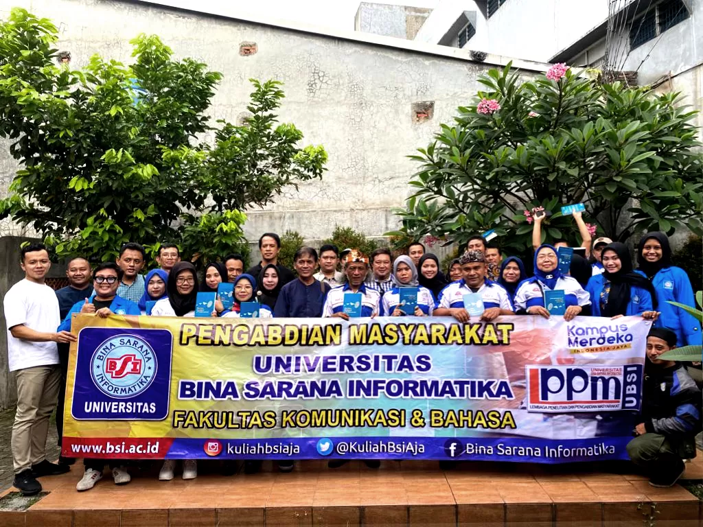 Dosen UBSI dan Komunitas Mersi Fans Club pada kegiatan Pengabdian Masyarakat di Radio Mersi, Kota Tangerang, Minggu (21/5/2023). (Dok. Pribadi)