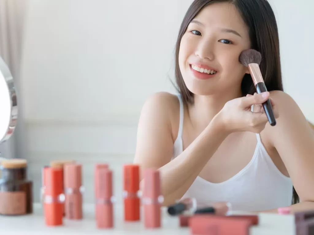 Ilustrasi wanita memakai makeup (freepik.com)