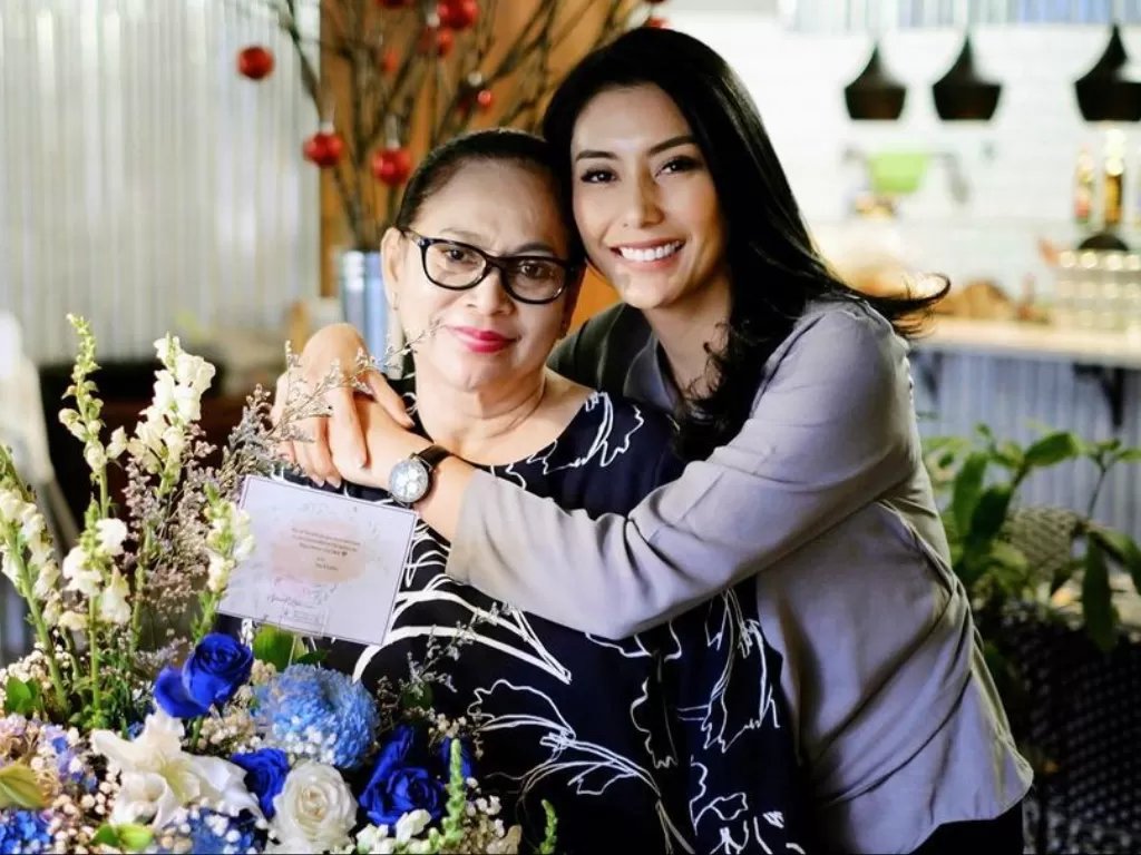 Tyas Mirasih dan ibunya (Instagram/tyasmirasih)