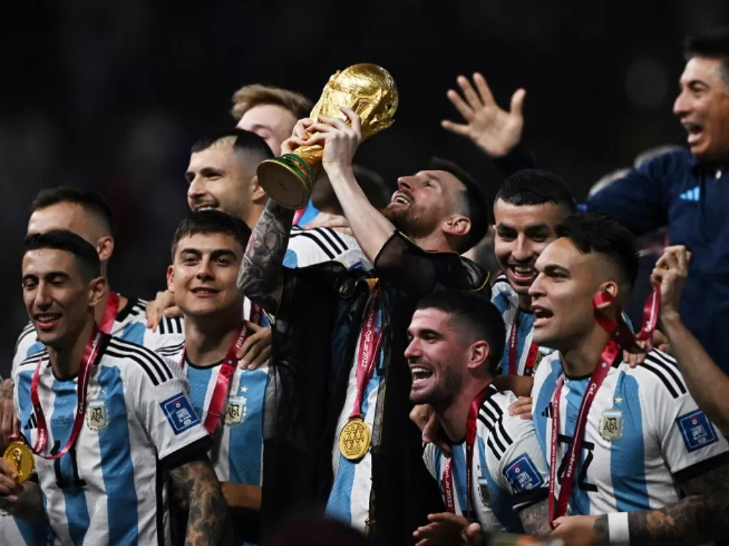 Timnas Argentina kala merayakan keberhasilan mereka menjuarai Piala Dunia 2022 Qatar. (Reuters)