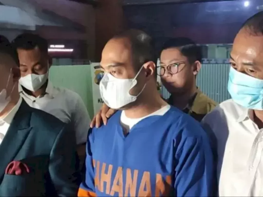Aktor Ferry Irawan (tengah) ditahan di Rutan Polda Jawa Timur atas kasus dugaan KDRT terhadap Venna Melinda. (Antara/Willi Irawan)