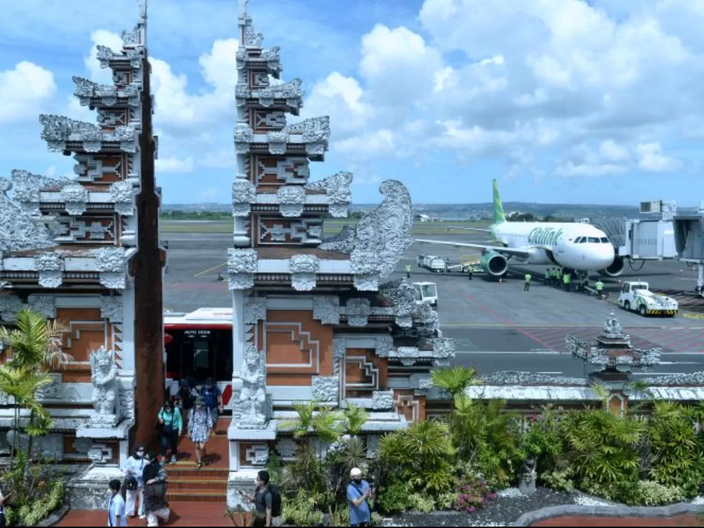 Penumpang pesawat udara tiba di Terminal Domestik Bandara Internasional I Gusti Ngurah Rai, Bali. (ANTARA FOTO/Fikri Yusuf)
