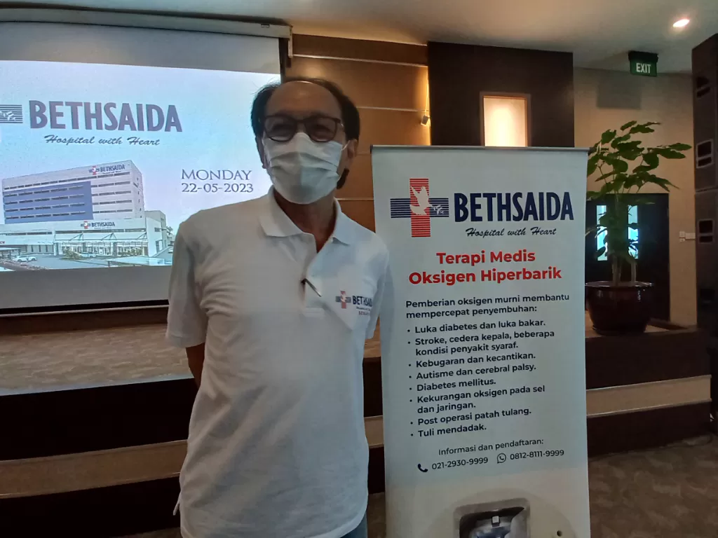 Direktur Bethsaida Hospital dr Soeprajitno, SpB menjelaskan tentang kanker mulut rahim. (Z Creators/Dewi Kania).