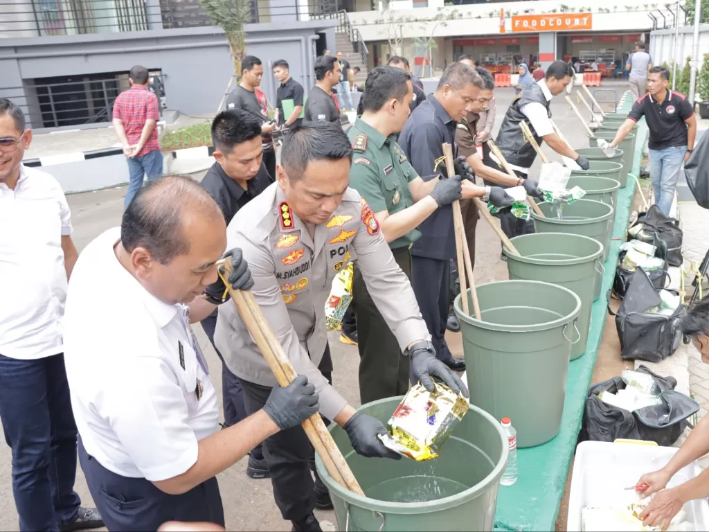 Polres Jakarta Barat memusnahkan barang bukti narkotika jenis sabu-sabu dan ganja, dengan nilai total sekitar Rp409 miliar. (Humas Polres Jakbar)