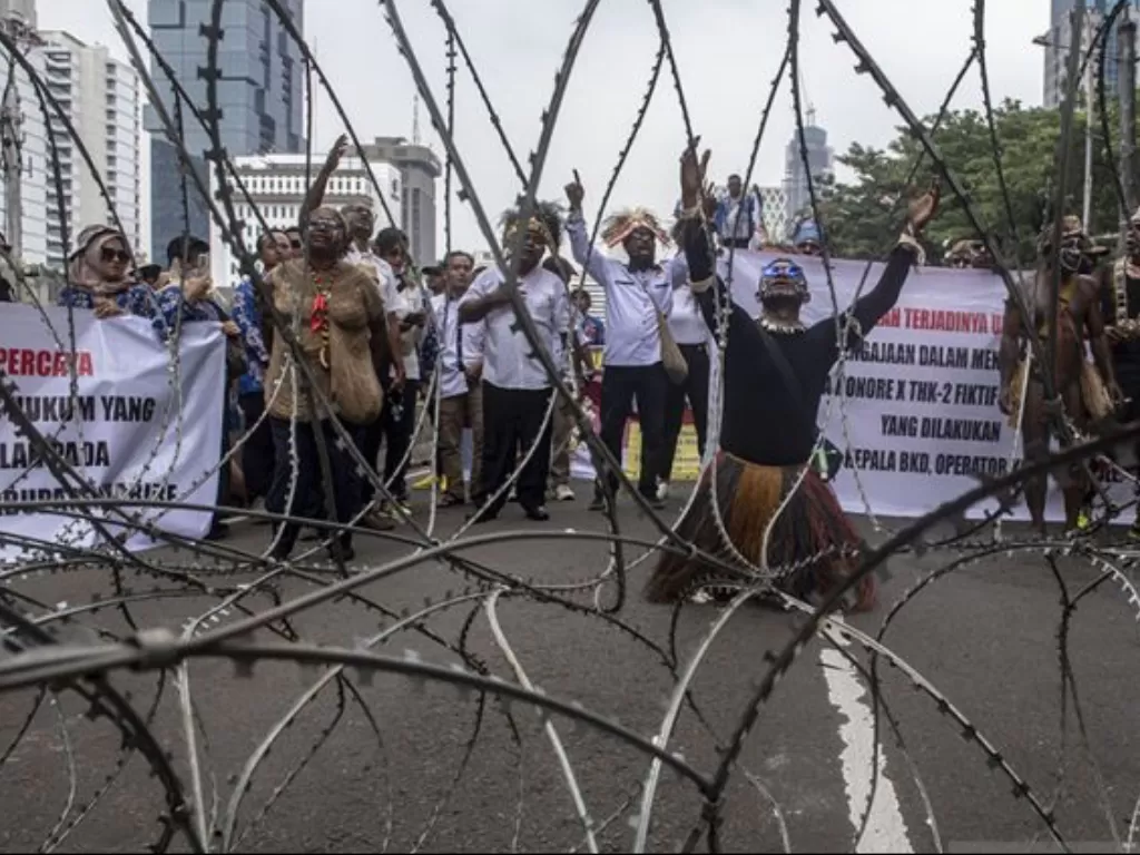 Warga dari Aliansi Honorer Nasional (AHN) berunjuk rasa di kawasan Patung Kuda, Jakarta, Rabu (24/5/2023) (ANTARA FOTO/Muhammad Adimaja)