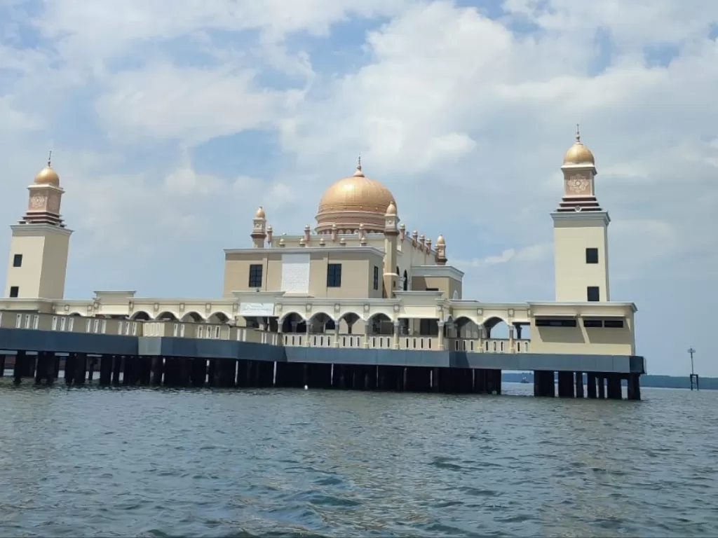 Indahnya Masjid Terapung yang bentuknya mirip dengan kapal di Bontang, Kaltim. (Z Creators/Adila Fikri)