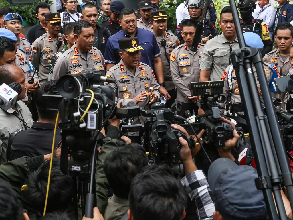 Kapolda Metro Jaya Irjen Pol Karyoto (tengah) menyebut penanganan kasus KDRT di Depok yang korbannya ditahan polisi sudah sesuai prosedur. (ANTARA FOTO/Asprilla Dwi Adha)