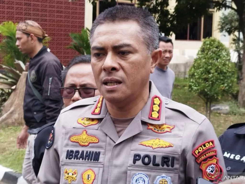 Kabid Humas Polda Jawa Barat Kombes Pol Ibrahim Tompo menyebut ibu kandung anggota DPR RI, Bambang Hermanto, dibunuh di dalam rumah oleh orang yang dikenalnya. (ANTARA/Bagus Ahmad Rizaldi)