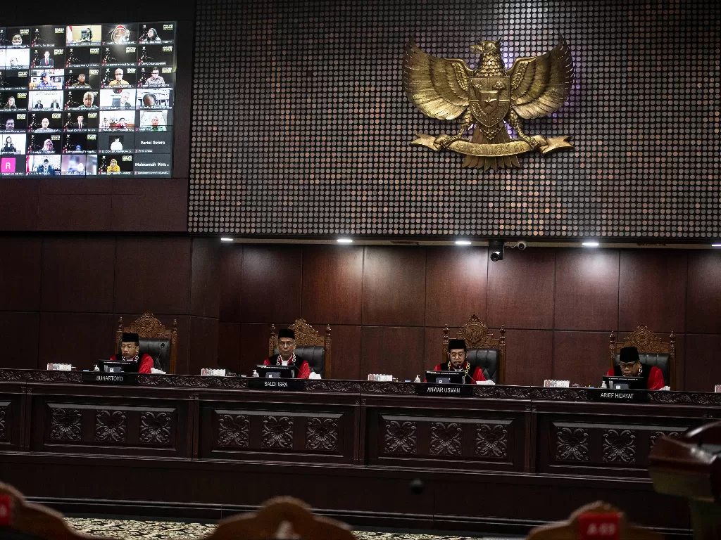 Mahkamah Konstitusi (MK) dinilai memberi perlakukan berbeda saat memutus untuk memperpanjang masa jabatan pimpinan KPK. (ANTARA FOTO/Muhammad Adimaja)