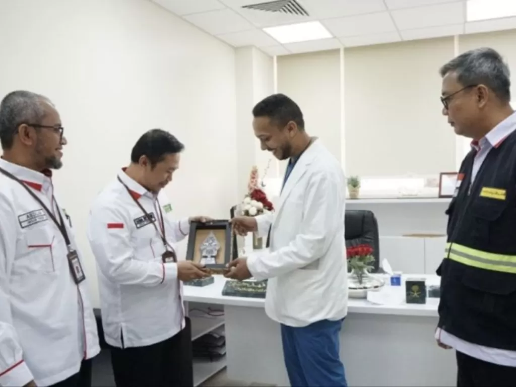 Daker Madinah, Zainal Mutaqin didampingi Kepala Seksi Kesehatan Haji Indonesia Daker Madinah Thafsin Alfarizi melakukan kunjungan di Rumah Sakit Arab Saudi pada Kamis (25/5/2023). (ANTARA/HO-Kemenkes). 