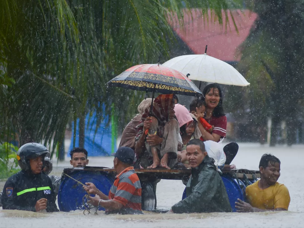 Personel TNI-Polri bersama relawan mengevakuasi warga saat banjir di Nagari Kampung Galapuang, Ulakan Tapakis, Padang Pariaman, Sumatera Barat, Minggu (7/5/2023). (ANTARA FOTO/Iggoy el Fitra)