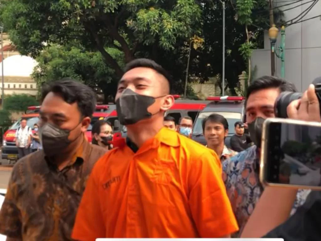 Wajah santai Mario Dandy saat dilimpahkan polisi ke Kejati DKI di Mapolda Metro Jaya, Jakarta. (INDOZONE/Samsudhuha Wildansyah)