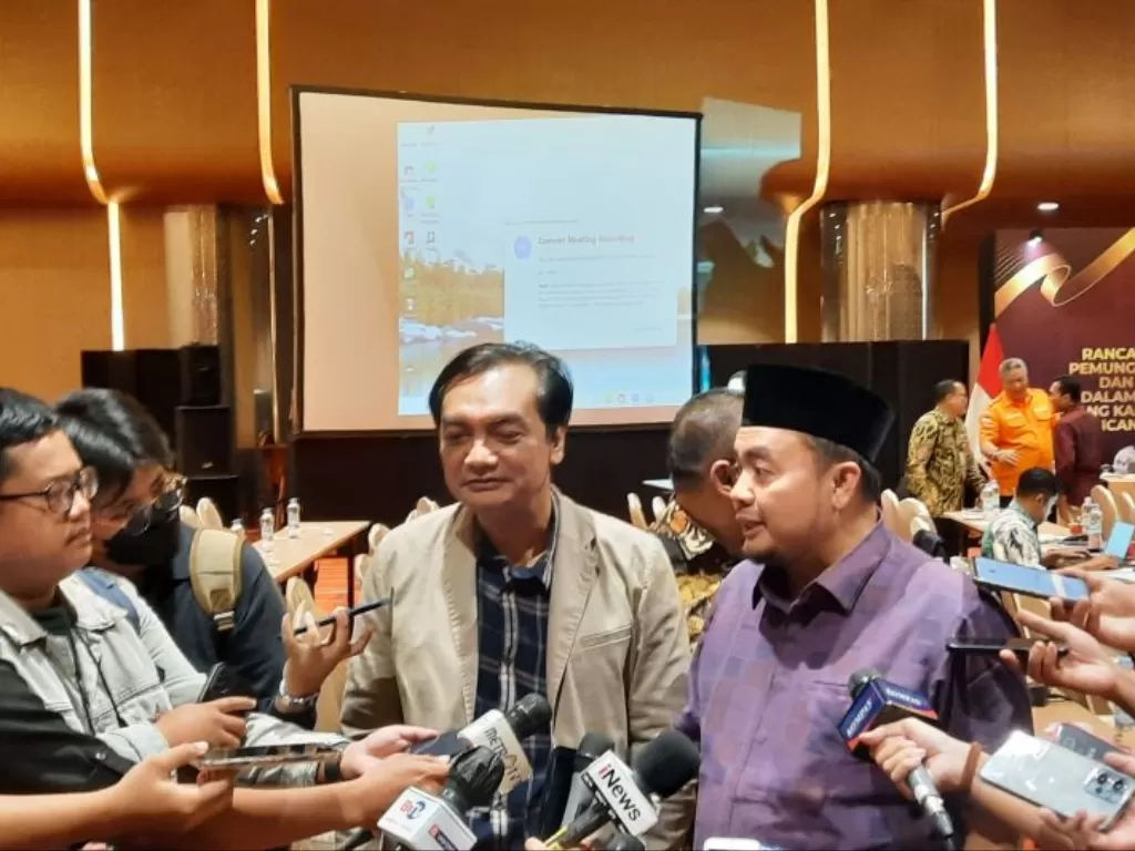 Ketua Divisi Hukum dan Pengawasan Komisi Pemilihan Umum (KPU) Mochammad Afifuddin (kanan) usai uji publik rancangan Peraturan KPU (PKPU) di Jakarta, Sabtu (27/5/2023). (ANTARA/Fath Putra Mulya)