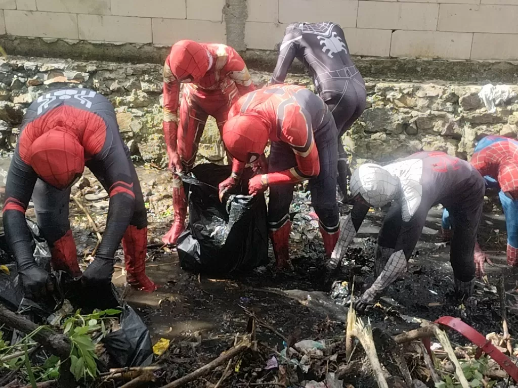 7 pemuda memakai kostum Spiderman membersihkan sampah di salah sungkai rawan banjir di Parepare. (Z Creators/Husnil)