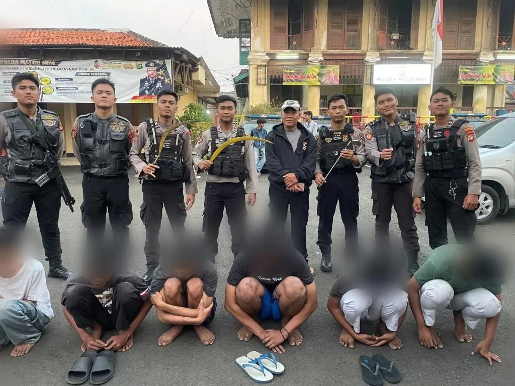 Polisi dan para pelaku tawuran di kawasan Palmerah, Jakarta Barat (Dok. Humas Polres Jakarta Barat)