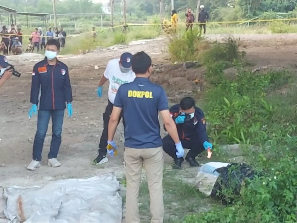 Warga Marunda, Cilincing, Jakarta Utara, dihebohkan oleh penemuan jenazah wanita di kolong Tol Cibitung-Cilincing Sektor 4, pinggir Kanal Banjir Barat. (ANTARA/Abdu Faisal)