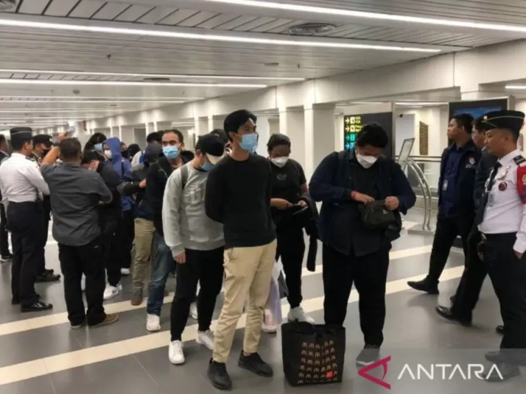   Sejumlah korban perdagangan orang saat tiba di Terminal Bandara Soekarno Hatta setelah dioulangkan dari negara Myanmar. (ANTARA/Azmi)