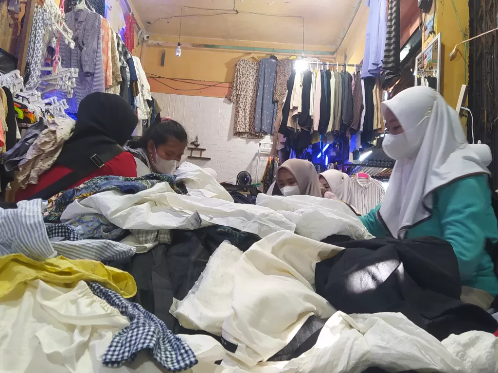 Pedagang pakaian impor bekas di pasar Panorama Bengkulu. (Z Creators/Etri Hayatii).