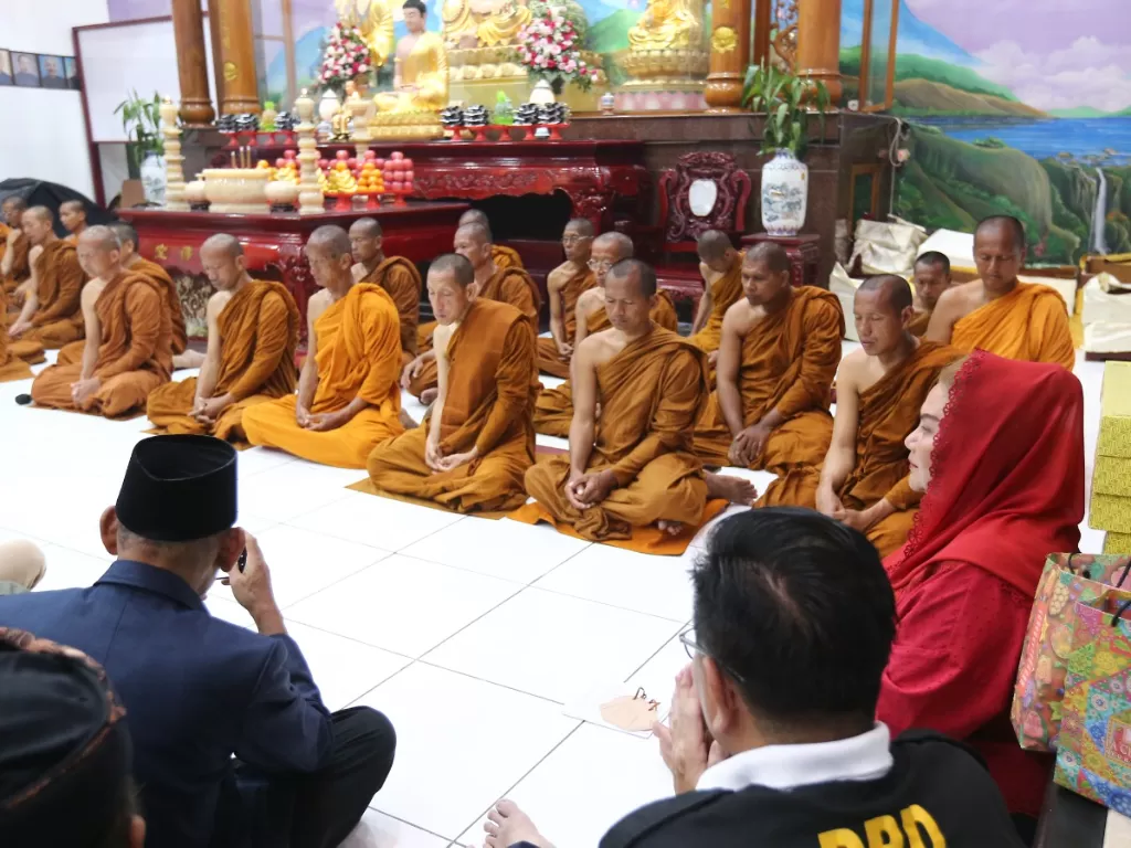 Wali kota Semarang Hevearita Gunaryanti Rahayu turut menyambut para biksu di Vihara Adi Dharma, Widoharjo, Kecamatan Semarang Timur. (Dok. Pemkot Semarang).