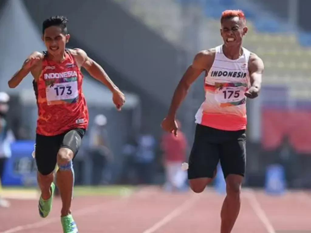 Dokumentasi Pelari Indonesia Rizal Bagus Saktyono (kanan) dan Nur Ferry Pradana (kiri) saat mengikuti nomor lari 100 meter putra di ASEAN Para Games tahun lalu. (ANTARA FOTO/Mohammad Ayudha)