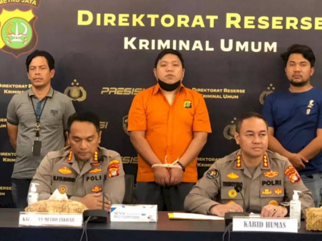 Konferensi pers kasus viral pria pakai pelat polisi ngamuk di Tol Jakarta. (INDOZONE/Samsudhuha Wildansyah)