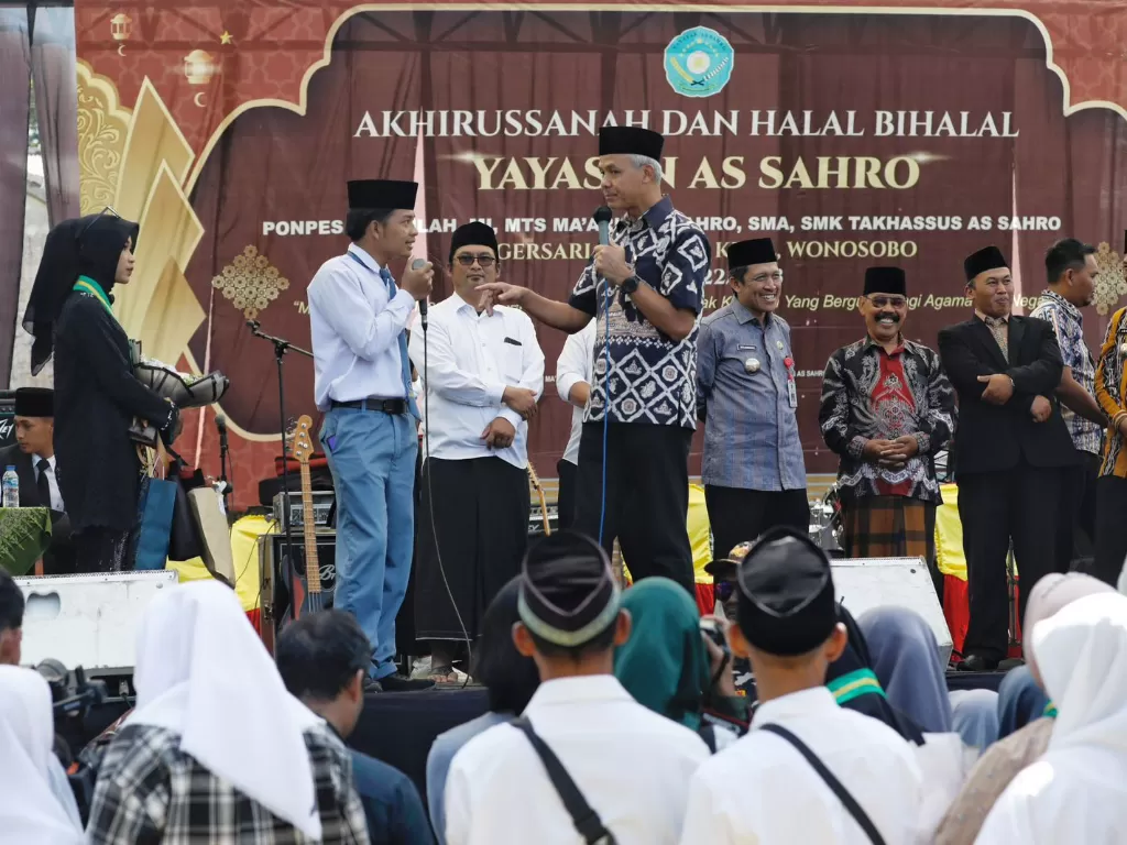 Ganjar Pranowo menghadiri kelulusan pelajar dan halal bi halal santri di Yayasan As Sahro, Kecamatan Kepil, Kabupaten Wonosobo. (Dok. Ganjar Pranwo)