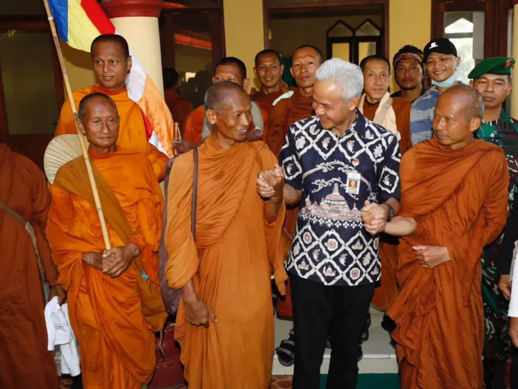 Gubenur Jateng, Ganjar Pranowo (tengah) menyapa para biksu thudong yang tengah beristirahat di musala. (Dok. Ganjar Pranowo).