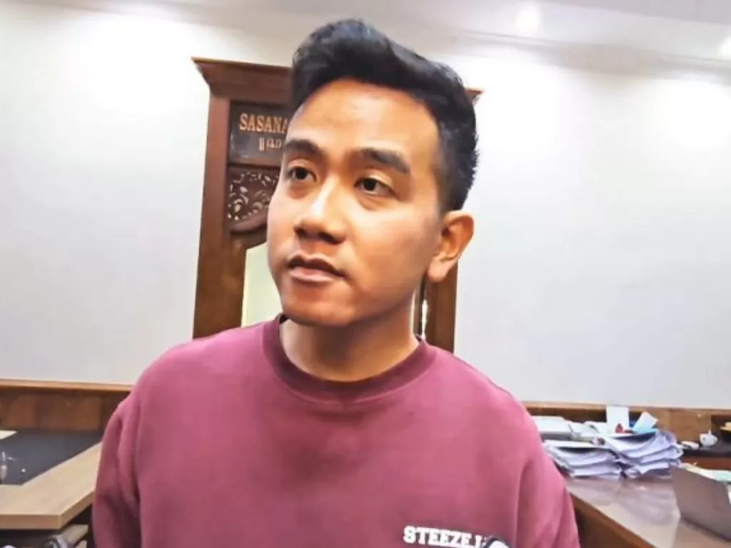 Wali Kota Surakarta Gibran Rakabuming Raka memberikan keterangan kepada wartawan di Solo, Selasa (30/5/2023). (ANTARA/Aris Wasita)