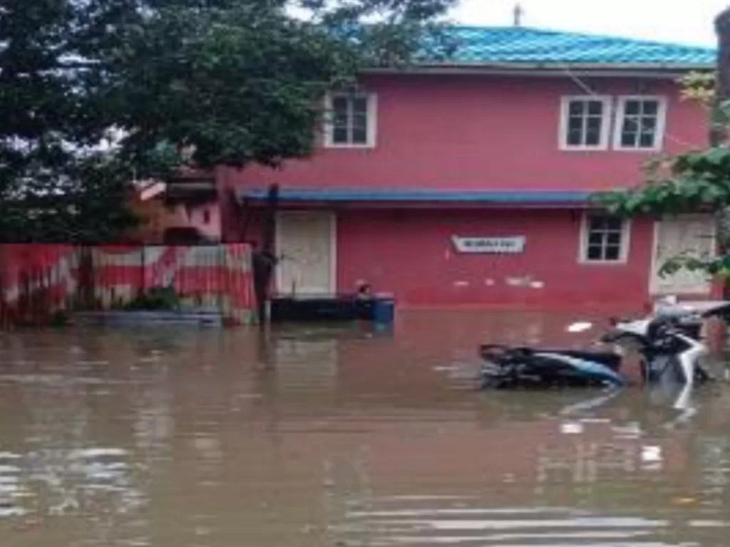 Puluhan rumah terendam banjir dan tertimpa longsor akibat guyuran hujan deras di Ambon. (Z Creators/Pasra Rukuwa)
