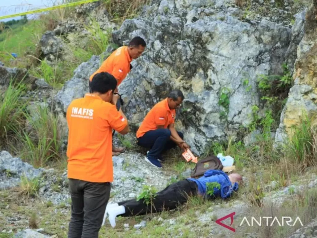 Polda Sumatera Utara melakukan pengecekan tempat kejadian perkara untuk mendalami penyebab kematian Bripka Arfan Saragih di Desa Siogung-ogung, Kabupaten Samosir. (ANTARA/HO-Humas Polda Sumut)